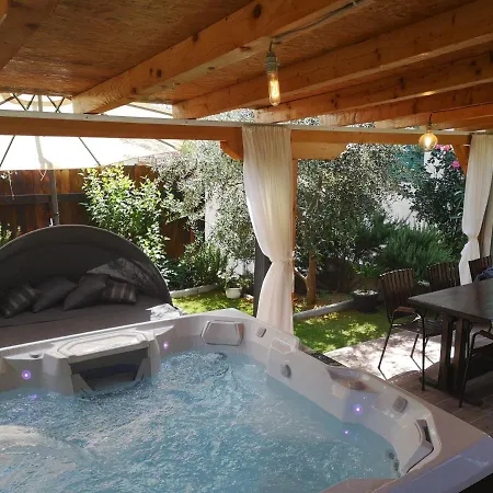 Апартаменты Vespa & Jacuzzi