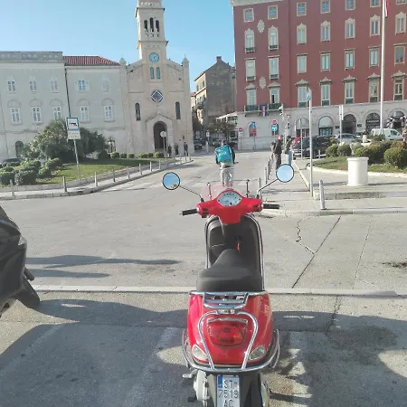 Vespa & Jacuzzi Apartment